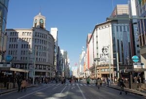 东京相铁Fresa Inn银座七丁目酒店的一条繁忙的城市街道,人们穿过街道