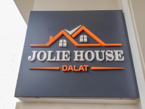 大叻Jolie House的达哈特朱丽叶公寓的标志