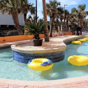 默特尔比奇Caravelle Resort by Palmetto Vacations的度假村内带黄色充气水的游泳池