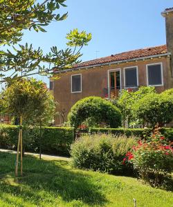 威尼斯Angela di Venezia House的前面有花园的房子