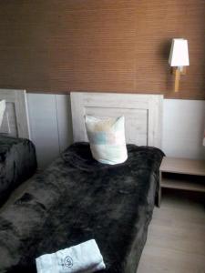 RumšiškėsKambarių nuoma - Rumšiškės SAURIDA的酒店客房,配有一张带枕头的床