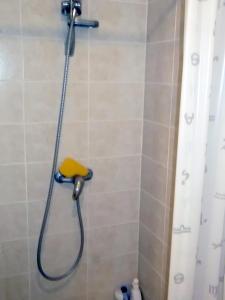 RumšiškėsKambarių nuoma - Rumšiškės SAURIDA的浴室里设有黄色海绵淋浴