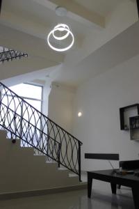 塞凡Sevan Hotel的客厅的楼梯,灯具