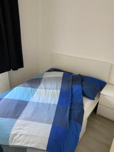 吕贝克Zentrale und schöne Ferienwohnung的客房内的一张蓝色和白色的床