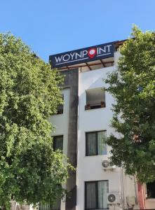 费特希耶Woynpoint Hotel&Cafe的树上的标志