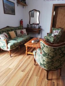 El CercadoCasa Osciris的客厅配有两张沙发和一张桌子
