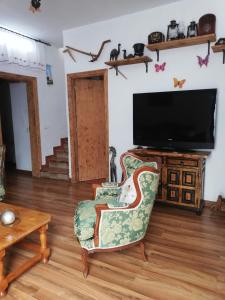 El CercadoCasa Osciris的客厅配有椅子和电视