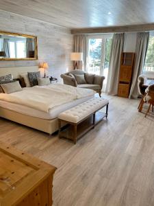 圣莫里茨莫里兹欧罗巴酒店的一间大卧室,配有一张大床和一张沙发