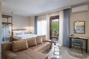 阿菲托斯VagAthan - Lux Holidays的客厅配有沙发和1张床