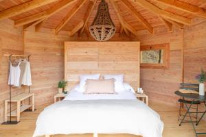 Vilassar de DaltNits de Bosc的小木屋内一间卧室,配有一张床