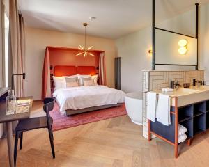 屈斯纳赫特Hotel Restaurant Seehof的一间卧室配有一张床、一个浴缸和一个水槽