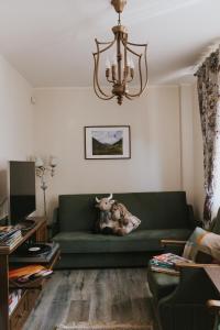 陶格夫匹尔斯Guest House Lorem的客厅配有绿色沙发和吊灯。