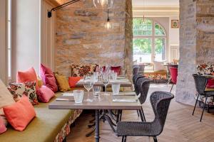 屈斯纳赫特Hotel Restaurant Seehof的用餐室配有带酒杯的桌子