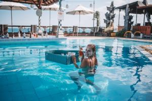 甘地达萨Ashyana Candidasa Beach Resort的游泳池里一个戴面具的女孩