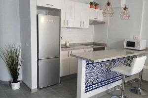 Apartamento con Terraza y Piscina C的厨房或小厨房