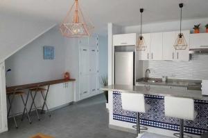 Apartamento con Terraza y Piscina C的厨房或小厨房