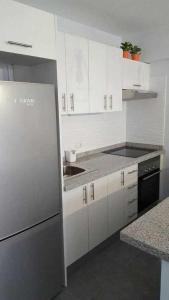 Apartamento con Terraza y Piscina C的厨房或小厨房