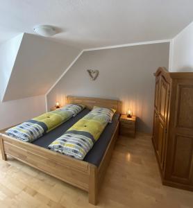 特拉本特拉巴赫Ferienweingut Göbel的一张床上有两个枕头的房间