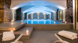 里昂Boscolo Lyon Hotel & Spa的一座带天花板的建筑中的游泳池