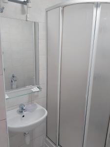 希奥利艾Kambarių nuoma - Šiauliai SAURIDA的白色的浴室设有水槽和淋浴。