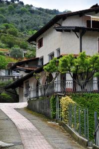 San Biagio della CimaLe Rose的街道旁的白色房屋,设有围栏