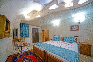 格雷梅爱丽舍洞穴酒店的一间卧室,卧室内配有一张大床