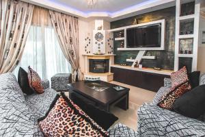 伊利索斯Villa Mika Near Ialysos Beach的带沙发和电视的客厅