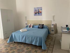 巴勒莫La casetta di Mavi的一间卧室配有一张带蓝色床单和枕头的床。