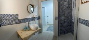 巴勒莫La casetta di Mavi的一间带水槽和淋浴的浴室
