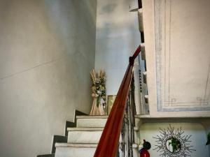 马萨罗萨达非瑞住宿加早餐酒店的一条有花瓶的楼梯