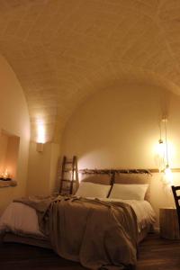格拉维纳普利亚Fondo Vito的一间卧室设有一张大床和横梁天花板