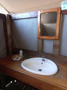 Chiro PanMankwe Camping的浴室的柜台设有水槽和镜子