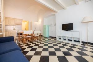 瓦里格提Le Casasse "Grecale"的厨房配有蓝色的沙发和 ⁇ 格地板
