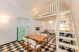 瓦里格提Le Casasse "Grecale"的厨房以及带桌子和双层床的用餐室。