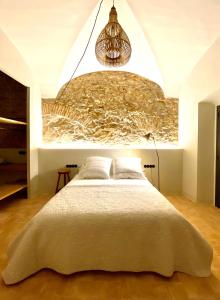 托罗埃利亚-德蒙特格里Casa Elvira的一间卧室配有一张石墙床