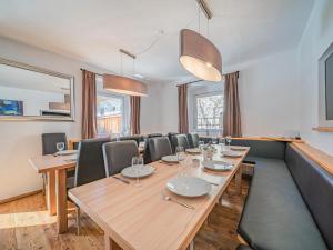 蒂罗尔-基希贝格Chalet Kirchberg的用餐室配有长木桌子和椅子