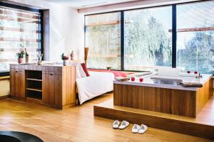 索略瑞莱斯伯纳德洛伊瑟酒店的一间带浴缸和水槽的厨房以及部分窗户。