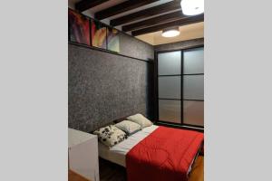 安邦Cozy designer loft near KL city center的一间卧室设有红色的床和窗户。