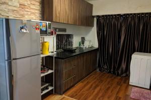 安邦Cozy designer loft near KL city center的带冰箱的厨房和木地板