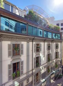 米兰The Street Milano Duomo | a Design Boutique Hotel的公寓大楼的顶部有植物