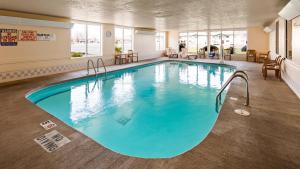 莫林贝斯特韦斯特莫林机场旅馆的在酒店房间的一个大型游泳池