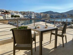 卡尔帕索斯Magic View Apartment-Karpathos Port Pigadia的美景阳台配有桌椅