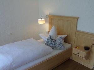 巴特欣德朗Landhaus Schanzblick的一间卧室配有一张带两个枕头的床