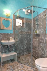 圣安德烈Lotus apartment的带淋浴、卫生间和盥洗盆的浴室