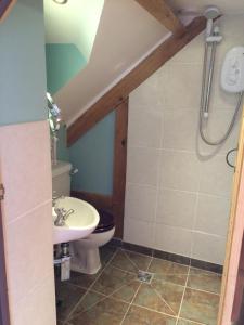 Greencourt Loft - The Cotswold Way, Stroud的一间浴室