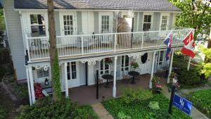 滨湖尼亚加拉Harrogate House Inn的房屋设有白色甲板和阳台