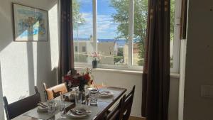 马卡尔斯卡Makarska Apartment Marijo的一张餐桌,享有窗户的景色