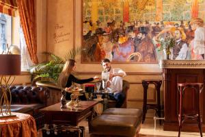 巴黎Hotel & Spa Saint-Jacques的坐在餐厅桌子上的男女