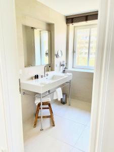 圣彼得奥尔丁Villa Wattfuss的白色的浴室设有水槽和镜子