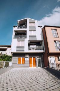 奥赫里德Villa Darki的公寓大楼设有橙色门和庭院